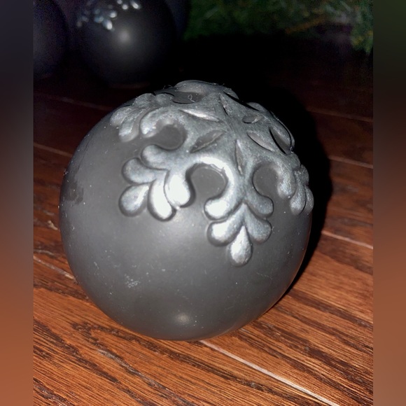 Christmas Ceramic Set of 
Snow Painted Black Decorative 5 Orbs and Silver Plate - Picture 5 of 12